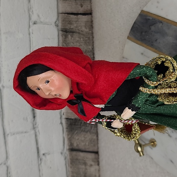 Byers' Choice Carolers 2004 Cries of London Woman Selling Candy Vintage - Picture 14 of 17